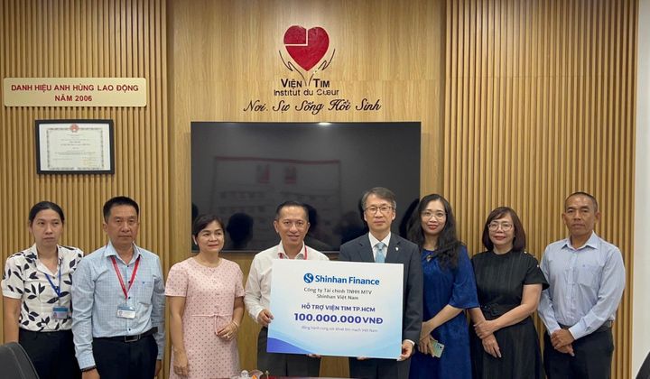 Shinhan Finance trao tặng 100 triệu đồng, đồng hành cùng Quỹ mổ tim tại Viện Tim TP.HCM