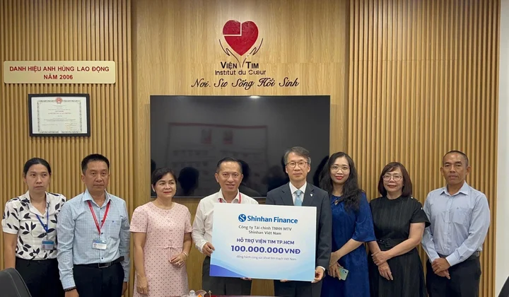 Shinhan Finance trao tặng 100 triệu đồng, đồng hành cùng Quỹ mổ tim tại Viện Tim TP.HCM