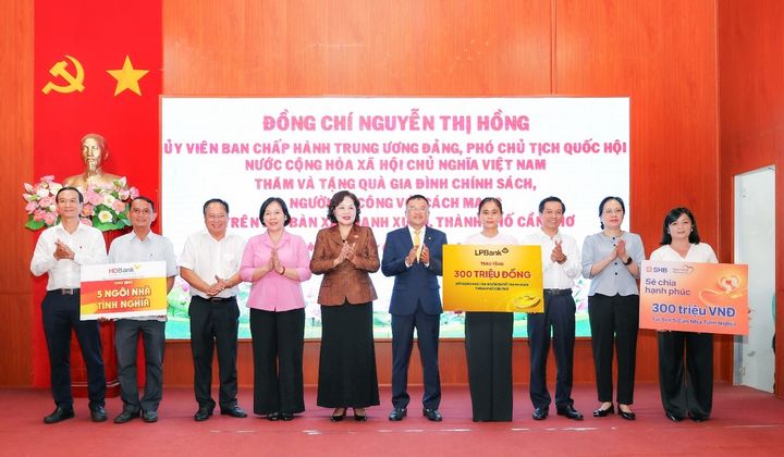 LPBank hỗ trợ 300 triệu đồng xây dựng nhà cho hộ khó khăn tại Cần Thơ