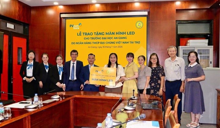 PVcomBank tài trợ hơn 280 triệu đồng, đồng hành chuyển đổi số cùng Trường Đại học An Giang