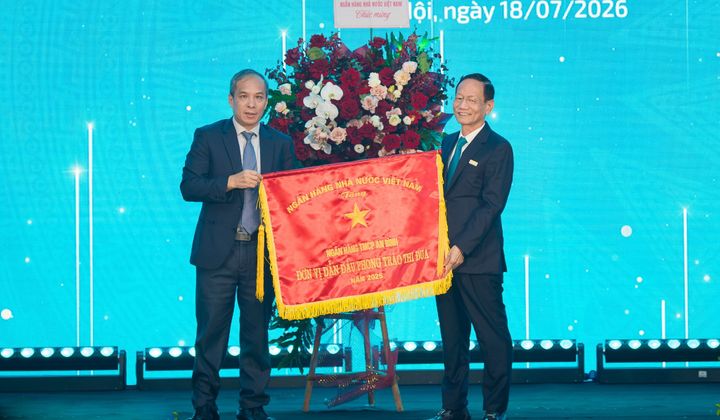 ABBank nhận Cờ thi đua của Ngân hàng Nhà nước