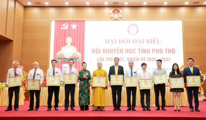 LPBank và lãnh đạo các thời kỳ nhận Bằng khen của Trung ương Hội Khuyến học Việt Nam