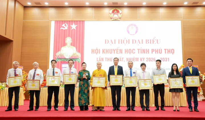 LPBank và lãnh đạo các thời kỳ nhận Bằng khen của Trung ương Hội Khuyến học Việt Nam