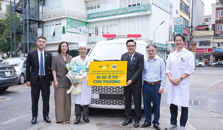 PVcomBank trao tặng xe cứu thương cho Bệnh viện Đại học Quốc gia Hà Nội