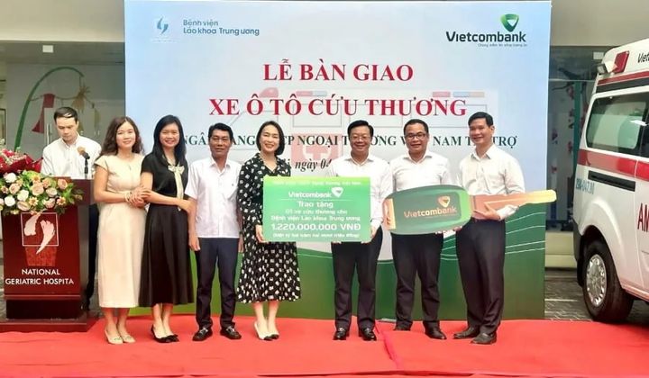 Vietcombank tặng xe cứu thương cho Bệnh viện Lão khoa Trung ương