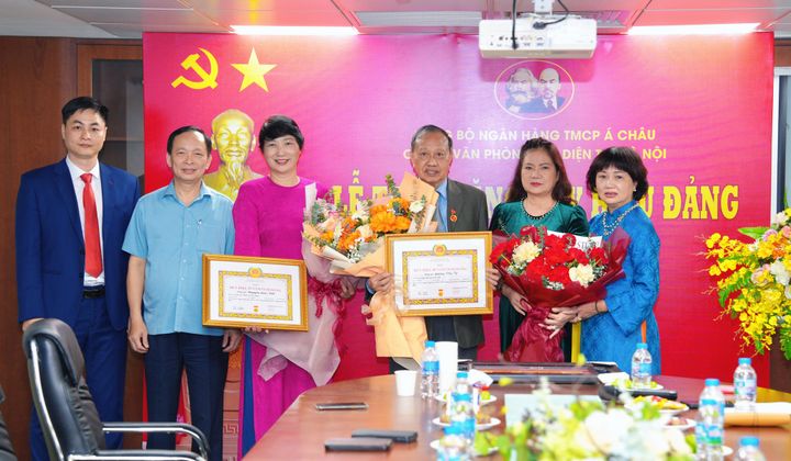 Trao Huy hiệu 50 năm, 35 năm tuổi Đảng cho hai đảng viên Chi bộ Văn phòng Đại diện ACB tại Hà Nội