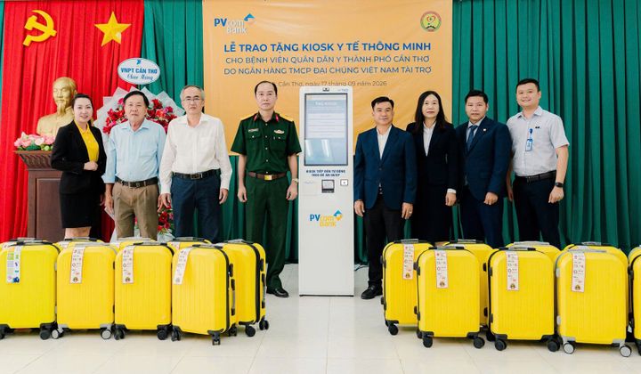 PVcomBank trao tặng Kiosk y tế thông minh cho Bệnh viện Quân dân Y Thành phố Cần Thơ