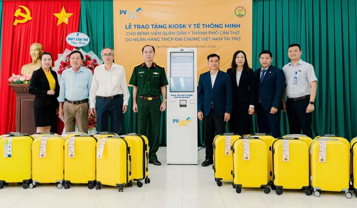 PVcomBank trao tặng Kiosk y tế thông minh cho Bệnh viện Quân dân Y Thành phố Cần Thơ
