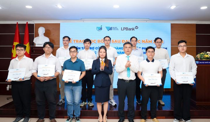 LPBank trao gần 1,8 tỷ đồng học bổng sau đại học cho học viên ĐHQG-HCM