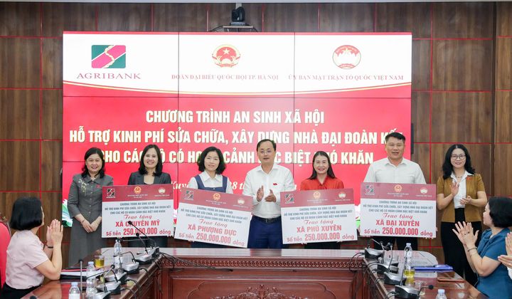 Agribank trao 1 tỷ đồng hỗ trợ xây dựng Nhà Đại đoàn kết tại Hà Nội