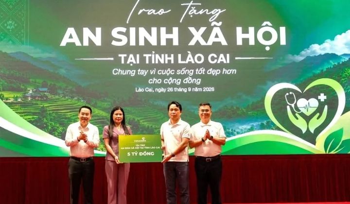 Vietcombank trao 5 tỷ đồng hỗ trợ an sinh xã hội tại Lào Cai