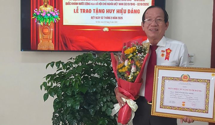 Đồng chí Nguyễn Hoàng Minh, Trưởng VPĐD Hiệp hội Ngân hàng Việt Nam nhận Huy hiệu 35 năm tuổi Đảng