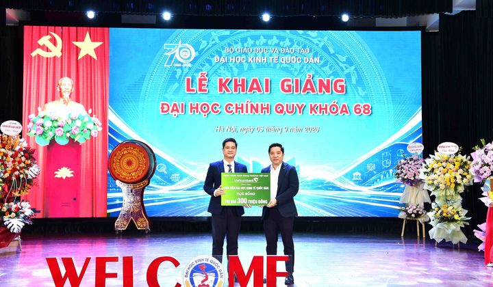 Vietcombank trao tặng học bổng cho sinh viên Đại học Kinh tế Quốc dân