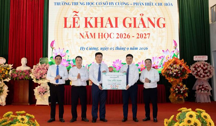 Vietcombank trao tặng Thư viện xanh và học bổng “Cùng em tiến bước” tại Phú Thọ