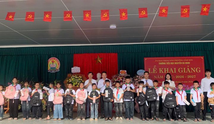 Shinhan Finance trao gần 100 phần quà cho học sinh khó khăn nhân năm học mới
