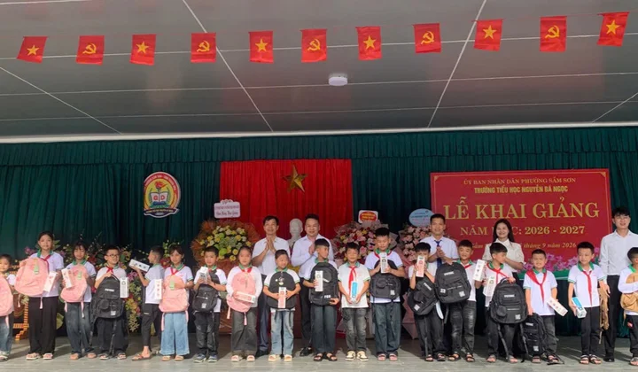 Shinhan Finance trao gần 100 phần quà cho học sinh khó khăn nhân năm học mới