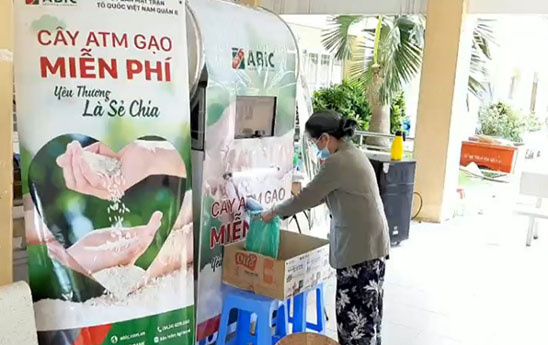 "ATM gạo" tiếp tục nhận được gần 100 tấn gạo ủng hộ nhân dân vùng dịch Quận 8 TP. Hồ Chí Minh