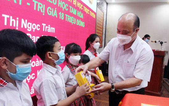 Agribank Bắc Đồng Nai Trao tặng thiết bị hỗ trợ - cùng em học trực tuyến