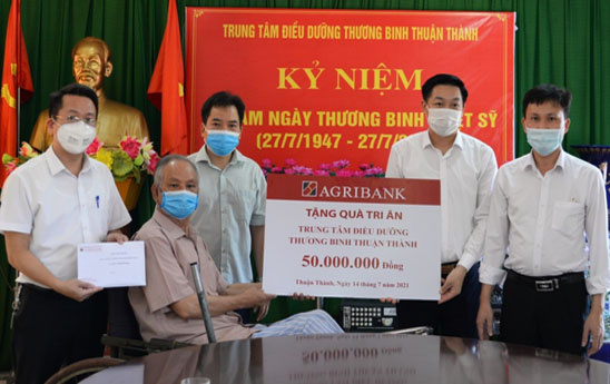Agribank Bắc Ninh tặng quà tri ân Trung tâm Điều dưỡng thương binh Thuận Thành