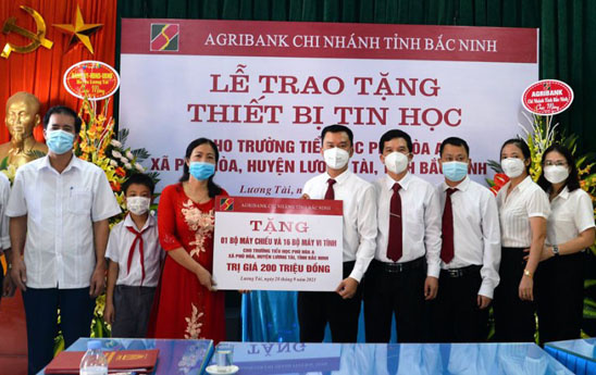 Agribank Bắc Ninh trao tặng thiết bị tin học cho Trường Tiểu học Phú Hòa A