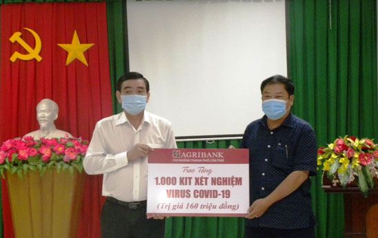 Agribank Cần Thơ ủng hộ 1.000 bộ kit xét nghiệm Virus Covid-19