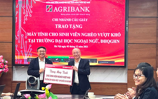 Agribank Cầu Giấy tặng máy tính cho sinh viên nghèo vượt khó trường Đại học Ngoại ngữ