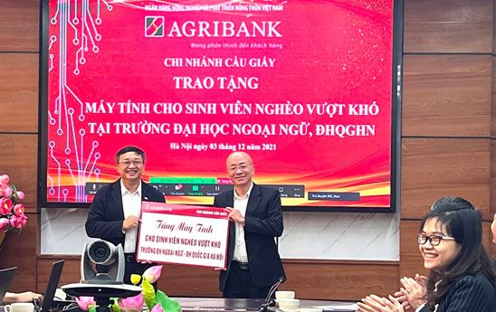 Agribank Cầu Giấy tặng máy tính cho sinh viên nghèo vượt khó trường Đại học Ngoại ngữ