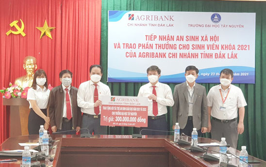 Agribank Đắk Lắk tài trợ 300 triệu đồng cho Trường Đại học Tây Nguyên