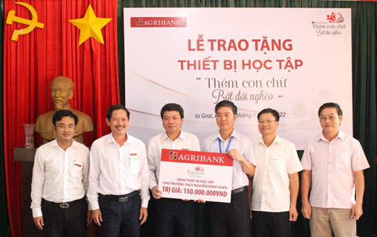 Agribank Đông Gia Lai trao tặng 150 triệu đồng cho Trường THCS Nguyễn Đình Chiểu