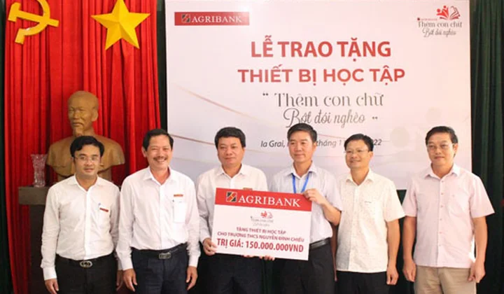 Agribank Đông Gia Lai trao tặng 150 triệu đồng cho Trường THCS Nguyễn Đình Chiểu
