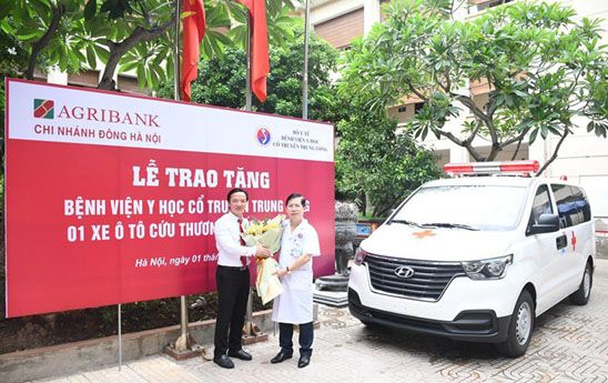 Agribank Đông Hà Nội trao tặng xe cứu thương cho Bệnh viện Y học cổ truyền Trung ương