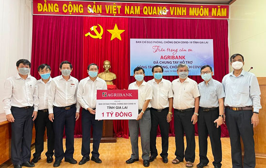 Agribank Gia Lai trao kinh phí ủng hộ Ban chỉ đạo phòng, chống dịch COVID-19 tỉnh Gia Lai