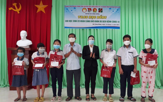 Agribank Gò Công Đông chung tay chăm lo cho học sinh gặp khó khăn do Covid-19