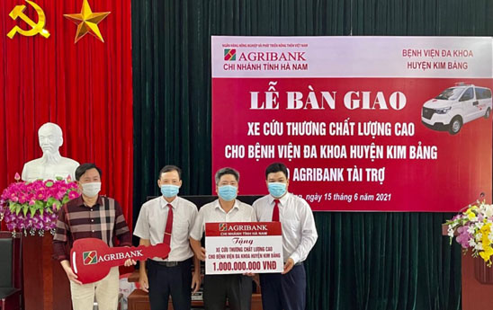 Agribank Hà Nam trao tặng xe cứu thương cho Bệnh viện Đa khoa huyện Kim Bảng