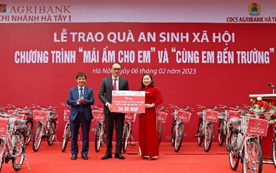 Agribank Hà Tây I tặng quà an sinh xã hội "Mái ấm cho em" và chương trình “Cùng em đến trường”