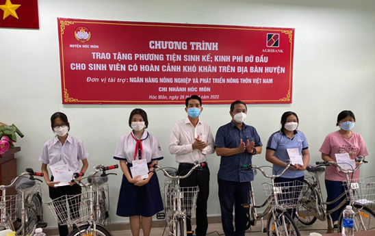 Agribank Hóc Môn trao tặng phương tiện sinh kế cho người nghèo và học sinh sinh viên có hoàn cảnh khó khăn