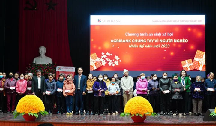 Agribank Hưng Yên trao tặng 600 suất quà nhân dịp Tết Quý Mão 2023