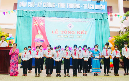 Agribank Khánh Hòa tặng 137 suất học bổng cho học sinh nghèo hiếu học