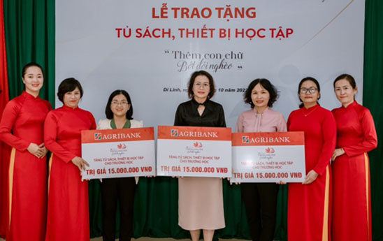Agribank Lâm Đồng II trao tặng thiết bị học tập các trường học khó khăn trên địa bàn