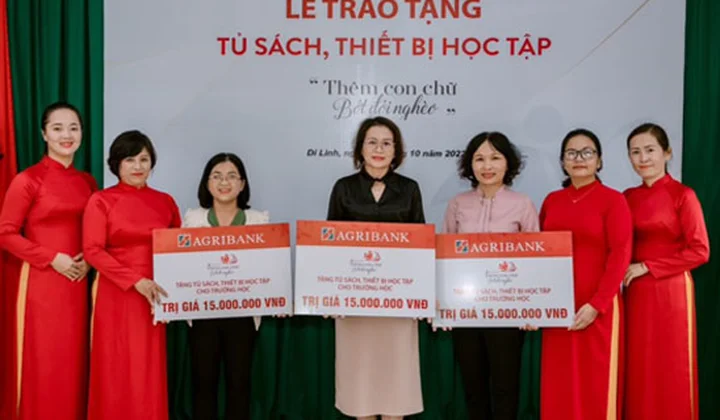 Agribank Lâm Đồng II trao tặng thiết bị học tập các trường học khó khăn trên địa bàn