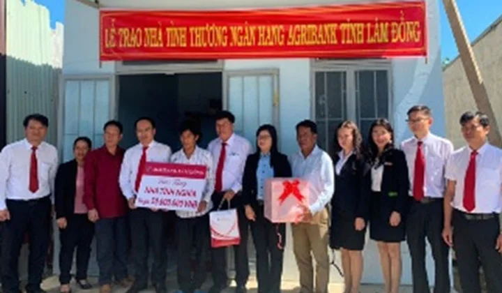 Agribank Lâm Đồng bàn giao 10 căn nhà tình nghĩa, tình thương cho hộ nghèo