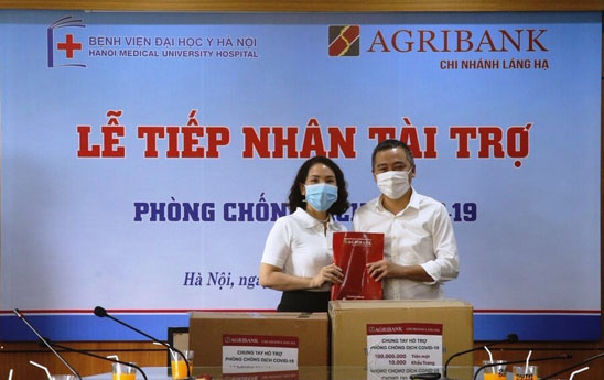 Agribank Láng Hạ tài trợ thiết bị y tế cho Bệnh viện Đại học Y