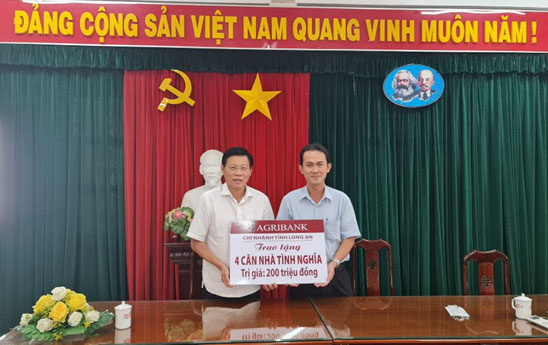 Agribank Long An tặng 04 căn nhà tình nghĩa cho các gia đình chính sách