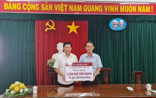 Agribank Long An tặng 04 căn nhà tình nghĩa cho các gia đình chính sách