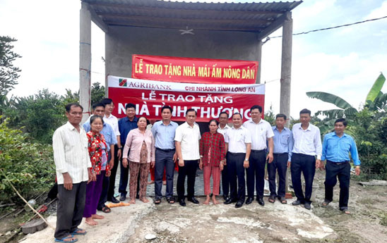 Agribank Long An trao 2 căn nhà tình thương tại huyện Tân Thạnh