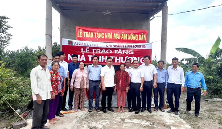 Agribank Long An trao 2 căn nhà tình thương tại huyện Tân Thạnh