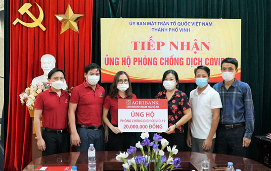 Agribank Nam Nghệ An tiếp tục ủng hộ 400 triệu đồng cho công tác phòng chống dịch