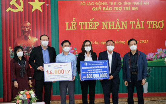 Agribank Nam Nghệ An trao tặng 600 triệu đồng cho trẻ em cùng gia đình trở về từ các tỉnh phía Nam