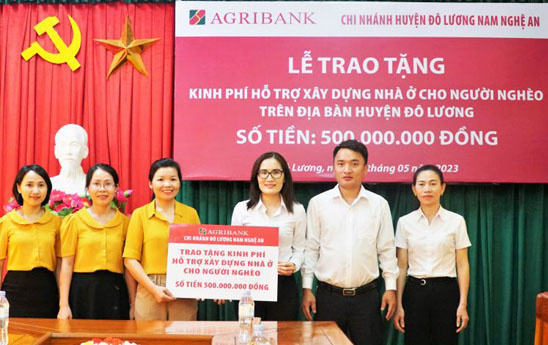 Agribank Nam Nghệ An ủng hộ hơn 1,6 tỷ đồng hỗ trợ xây dựng nhà ở cho người nghèo