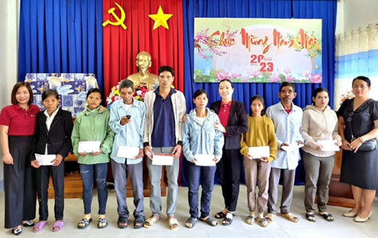 Agribank Ninh Thuận mang Tết ấm đến người dân có hoàn cảnh khó khăn